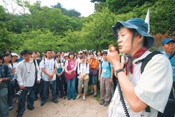 29일 소설 ‘남한산성’의 작가 김훈 씨(오른쪽)가 독자 70명과 남한산성 답사에 나섰다. 김 씨가 소설의 무대인 남한산성 서문(인조가 청나라에 항복을 알리기 위해 나갔던 문) 앞에서 독자들에게 설명하고 있다. 유성운  기자