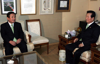 김대중 전 대통령(오른쪽)이 29일 서울 마포구 동교동 자택을 방문한 민주당 박상천 대표와 이야기를 나누고 있다. 국회사진기자단