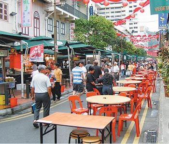 관광명물이 되다시피 한 싱가포르의 노점 식당들. 싱가포르는 일찍이 1960년대 말 기존 노점상에게 임시허가증을 나눠 주고 이후 단속을 통해 노점의 새로운 발생을 차단하면서 노점을 체계적으로 관리하는 노점허가제를 유지하고 있다. 사진 제공 서울시