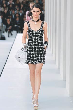샤넬의 2007년 봄 여름 파리 컬렉션. 명품업체들이 파리 밀라노 뉴욕 등에서 패션쇼를 하면 바로 인터넷에 관련 사진이 뜬다. 그만큼 명품에 대한 소비자들의 관심이 높아지고 있다. 사진 제공 샤넬
