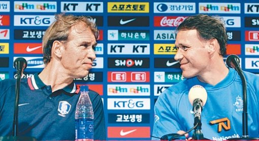 오늘 누가 웃을까한국대표팀 핌 베어벡 감독(왼쪽)이 1일 서울월드컵경기장에서 열린 기자회견에서 네덜란드대표팀 마르코 판 바스턴 감독과 마주보며 웃고 있다. 연합뉴스
