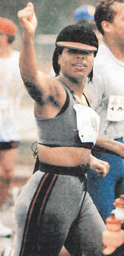 1994년 워싱턴 해병대 마라톤에 참가한 오프라 윈프리 씨. 윈프리 씨는 1년여의 훈련을 거쳐 생애 처음 마라톤 풀코스를 완주했고 이후 마라톤 붐 조성에 큰 기여를 했다. 동아일보 자료 사진