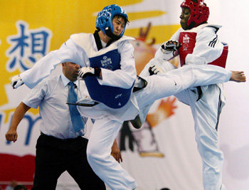 지난달 22일 중국 베이징에서 열린 세계선수권 웰터급 결승에서 상대 선수를 공격하고 있는 황경선(왼쪽). 베이징=연합뉴스