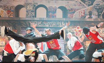 서울 잠실실내체육관에서 1일 열린 ‘R-16 코리아 스파클링, 서울’ 세계비보이대회에 참가한 영국의 ‘솔 매버릭스’ 팀이 환상적인 비보잉을 선보이고 있다. 김재명 기자