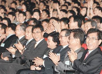 2일 서울 서초구 양재동 서울교육문화회관에서 열린 ‘참여정부 평가포럼’ 6월 월례강연회에서 대통령비서실장을 지낸 이병완 포럼 대표(앞줄 왼쪽에서 네 번째)와 안희정 포럼 상임집행위원장(앞줄 왼쪽에서 다섯 번째) 등이 노무현 대통령의 특별강연에 웃으며 호응을 보내고 있다. 김경제 기자