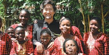 아프리카 케냐의 빈민가에서 활동하는 성악가 김재창 씨(가운데)와 지라니 어린이합창단 단원들. 아이들의 환한 웃음 속에 희망과 꿈이 영글고 있다. 사진 제공 굿네이버스 케냐지부