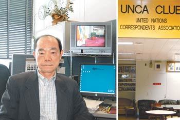 유엔기자의 일터독일 DPA통신사의 뚜옛 응우옌 기자가 미국 뉴욕 맨해튼 유엔본부 내 기자실에 있는 자신의 자리에서 포즈를 취했다(왼쪽). 유엔은 문 입구에 ‘유엔 기자협회(UNCA) 클럽’이라고 써 붙인 기자실을 운영하고 있다(오른쪽). 뉴욕=공종식  특파원