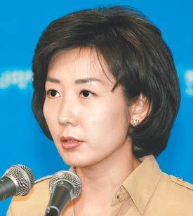 나경원 한나라당 대변인이 3일 “중앙선거관리위원회 고발 등 적극적이고 구체적인 대응을 할 것”이라고 밝히고 있다. 연합뉴스