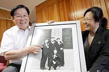 7남매 중 5남매와 며느리까지 모두 6명의 변호사를 둔 재미동포 김혜성 씨(왼쪽)와 아내 남정숙 씨가 가족사진을 들어 보이고 있다. 연합뉴스