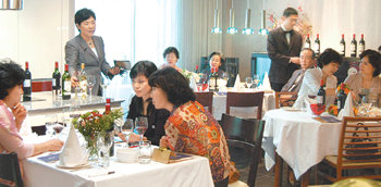 최근 서울 강남구 논현동 한샘 인테리어 직매장에서 열린 와인 강좌에서 주부들이 와인 마시는 법을 배우고 있다. 사진 제공 한샘