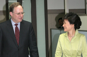 버시바우 美대사 면담 한나라당 박근혜 전 대표(오른쪽)가 4일 서울 여의도 캠프 사무실에서 알렉산더 버시바우 주한 미대사와 북핵 현안 등을 논의한 뒤 함께 걸어 나오고 있다. 홍진환  기자