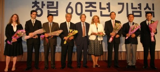 대한출판문화협회 창립 60주년 기념식에 참가한 국내외 인사들. 독일의 카타리나 에발트 프랑크푸르트도서전 아시아팀장, 프랑스의 에베르 오스트로비에스키 국제출판재단 팀장, 중국의 리우 보 출판문화협회 부주석, 일본의 고미네 노리오 서적출판협회장, 박맹호 출협 회장, 아르헨티나의 아나 마리아 카바네야스 국제출판협회장, 이두영 전 출협 사무국장, 강우현 일러스트레이터, 이기웅 열화당 대표(왼쪽부터). 사진 제공 대한출판문화협회