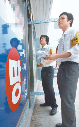 동탄에 뜬 투기 단속반 국세청 신도시 투기 단속반원들이 4일 오후 경기 화성시 동탄 2지구 신도시 예정지에서 보상금을 노린 위장 사업장과 부동산 중개업소의 불법적인 활동을 단속하고 있다. 화성=연합뉴스