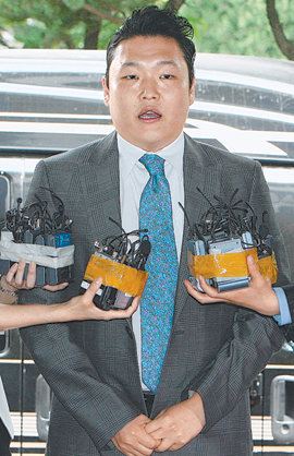 병역 비리 의혹과 관련한 조사를 받기 위해 4일 서울동부지검에 출두한 가수 싸이는 특례요원시절 제대로 근무했느냐는 기자들의 질문에 “예”라고 대답했다. 김재명 기자