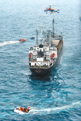 해경은 경비함과 헬기 특공대를 동원한 입체 작전으로 4일 오후 1시경 제주항 서북쪽 12km 해상에서 중국인 밀입국자 88명을 태운 제주선적 화물선 팬에이스호를 검거했다. 제주=연합뉴스