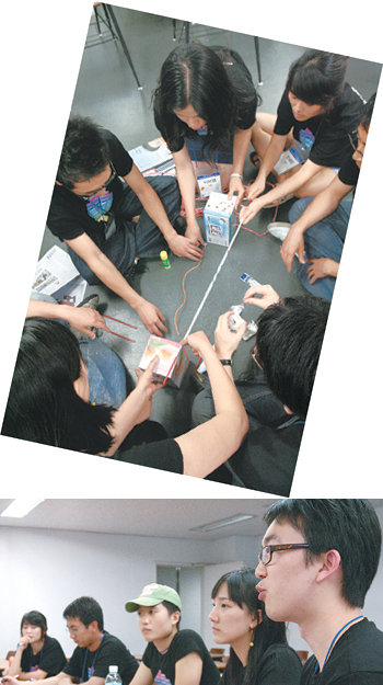 2일 이화여대 포스코관에서 열린 ‘제5회 GE-맥킨지 리더십 워크숍’에 참가한 학생들이 리더십 교육 과정의 하나인 ‘신문지로 다리 만들기’(위)와 ‘교환학생 선발하기 역할극’(아래)을 진행하고 있다.김상훈 기자