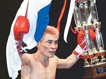 2002년 2월 WBC 라이트플라이급 타이틀 매치에서 도전자 일본의 야마구치 신고를 TKO로 누르고 3차 방어전에 성공한 최요삼. 동아일보 자료 사진