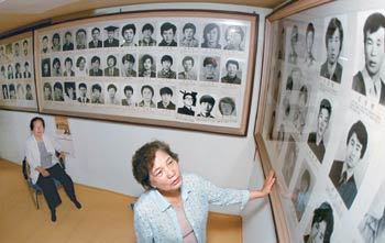 민주화 희생자 영정 앞의 가족들6월 항쟁 20돌을 앞둔 5일 서울 종로구 창신동에 있는 전국민족민주유가족협의회의 사무실 한울삶(한 울타리 내에서 함께 살자)에는 민주화 운동을 하다 세상을 떠난 젊은이 100여 명의 영정이 대형 액자에 담겨 있다. 이한열 씨의 어머니 배은심(69·앞) 씨가 아들의 영정을 바라보고 있다. 뒤는 전태일 씨의 어머니 이소선(79) 씨. 전영한 기자