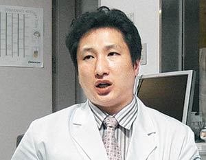 2002년 서해교전 당시 국군수도병원 군의관으로 부상 장병들을 치료한 이봉기 교수. 춘천=윤상호 기자
