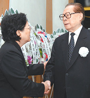 장쩌민 전 중국 국가주석(오른쪽)이 황쥐 부총리의 영결식장에서 부인 쉬후이원 씨를 위로하고 있다. 사진 출처 신화왕