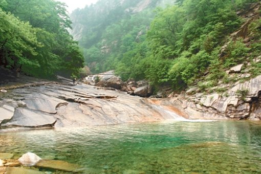 금강산의 주봉인 비로봉 아래 깃든 길이 17km의 만폭동 계곡(금강대∼백운동 입구)에서도 최고의 비경으로 손꼽히는 만폭팔담(1km 구간에 있는 8개의 폭포와 용소)의 한 풍경. 청아한 물빛이 중국 쓰촨 성의 주자이거우 연못 비색에 못지 않다. 내강리=조성하 여행전문기자