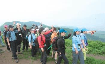 고려산 정상에서 능선을 타고 해발 350m 높이의 낙조봉에 도착한 등산객들이 바다 쪽을 바라보며 즐거워하고 있다. 낙조봉에선 동서남북으로 전망이 시원하게 트여 있다. 강화=신원건  기자