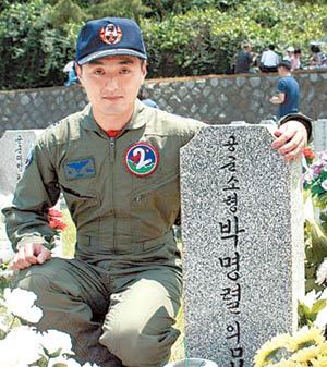 박인철 대위가 6일 국립서울현충원에 있는 아버지 고 박명렬 소령의 묘소를 찾아 각오를 다지고 있다. 사진 제공 공군
