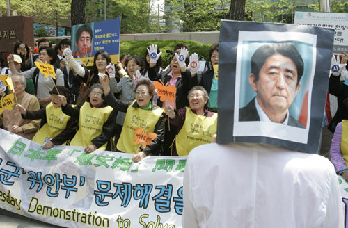 제2차대전중 일본군 위안부 문제를 둘러싸고, 서울의 일본대사관 앞에서 항의하는 한국 여성들.(2007.5.2 로이터)