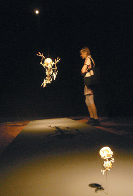 이형구 씨가 베니스 비엔날레에서 선보인 ‘아니마투스’ 연작. 애니메이션 ‘톰과 제리’의 에피소드를 인공 뼈다귀로 표현한 작품이다. 사진 제공 베니스 비엔날레 한국관