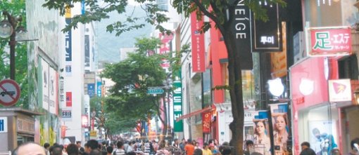 서울 명동 상권은 전보다 구매력은 떨어졌지만 여전히 유동 인구가 많아 서울의 핵심 상권으로 손꼽힌다. 명동 중앙로에서 명동역 쪽으로 나 있는 길거리 상권의 모습. 김상운  기자