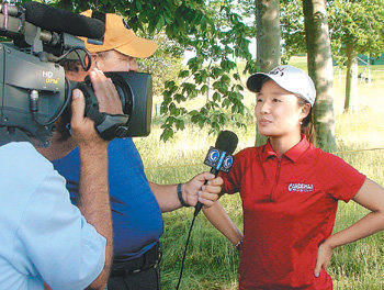 10일 열린 맥도널드챔피언십 3라운드에서 7언더파 65타의 데일리베스트를 기록하며 깜짝 선두로 나선 민나온(오른쪽)이 미국의 골프 전문 방송과 인터뷰하고 있다. 헤버디그레이스=연합뉴스