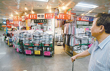 서울 최초의 지하상가인 ‘시청광장 지하쇼핑센터’. 1968년에 조성된 이 쇼핑센터는 일본인 관광객들을 상대로 하는 양장점 등이 성업했지만 서울광장이 만들어진 후 지하보도를 이용하는 사람이 줄어 영업에 어려움을 겪고 있다. 이훈구 기자