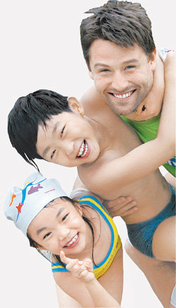 영어캠프를 떠나기 전에는 비상연락처와 필수회화를 꼼꼼히 정리하고 캠프 기간에는 ‘나만의 공책’을 준비해 상황별로 떠오르는 표현을 적어 연습하는 것이 필요하다. 사진은 지난해 철저한 준비로 성공적인 해외캠프를 다녀온 박소현 양(맨 아래). 사진 제공 캠프코리아