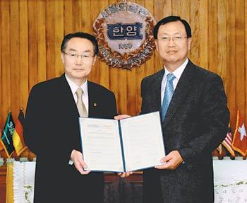 김종갑 하이닉스반도체 사장(오른쪽)과 김종량 한양대 총장은 11일 서울 성동구 행당동 한양대 본관 총장실에서 ‘나노 반도체공학과’를 신설하는 것을 주요 내용으로 하는 산학협력 협약식을 가졌다. 사진 제공 하이닉스반도체