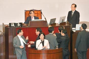 “상대당 후보 비방하지 마세요”열린우리당 박영선 의원(가운데)이 11일 국회 대정부질문을 통해 한나라당 대선주자인 이명박 전 서울시장의 2001년 주가 조작 사건 연루 의혹을 제기하자 이재웅 의원(왼쪽) 등 한나라당 의원들이 국회의장석으로 다가가 상대 당 후보를 비방하는 것은 옳지 않다며 항의하고 있다. 김동주 기자