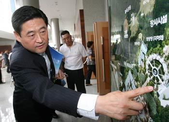 김황식 하남시장이 하남시 상산곡동에 들어설 장사시설 조감도를 가리키며 설명하고 있다. 연합뉴스