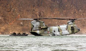육군 항공작전사령부 소속 치누크 헬기가 최근 특전사 요원들과 함께 수상 침투 훈련을 벌이고 있다. 사진 제공 육군