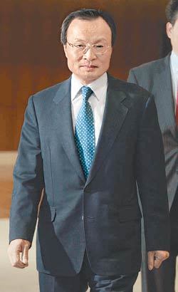 열린우리당 동북아평화위원장 자격으로 북한을 방문했던 이해찬 전 국무총리가 3월 12일 인천공항을 통해 입국한 뒤 기자회견을 하기 위해 귀빈실로 향하고 있다. 동아일보 자료 사진