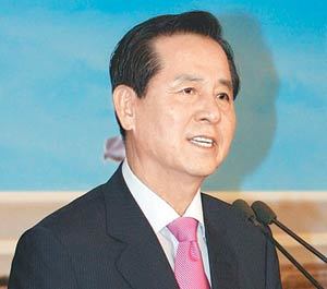 김혁규 열린우리당 의원이 12일 국회 브리핑룸에서 한나라당 대선주자인 이명박 전 서울시장 부인의 위장전입 의혹을 제기하고 있다.이종승 기자