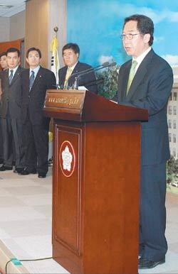 김근태 전 열린우리당 의장이 12일 국회 브리핑룸에서 2007년 대선 불출마와 함께 열린우리당 탈당 의사를 밝히고 있다. 이종승 기자