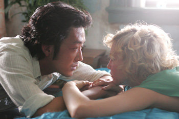 베라 파미가(오른쪽)가 하정우(왼쪽)와 한국계인 데이비드 매키니스와 삼각관계에 빠지는 영화 ‘두 번째 사랑’. 사진 제공 나우필름