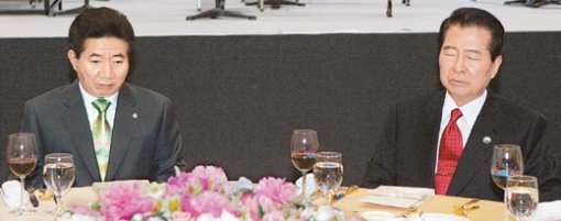 지난해 6월 광주 김대중컨벤션센터에서 열린 ‘노벨 평화상 수상자 정상회의’ 오찬 자리에 나란히 참석했던 노무현 대통령(왼쪽)과 김대중 전 대통령. 동아일보 자료 사진
