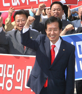 한나라당 홍준표 의원이 13일 서울 강서구 염창동 당사에서 대통령후보 경선 출마 기자회견을 한 뒤 지지자들과 함께 선전을 다짐하고 있다. 신원건  기자
