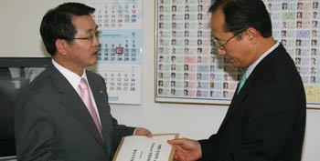 열린우리당 김종률 의원(왼쪽)이 14일 오후 이명박 전 서울시장의 주가 조작 의혹 등 관련 사건의 진상규명을 위한 국정조사요구서를 국회 의사국장에게 제출하고 있다. 김동주  기자