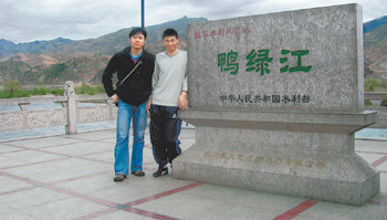 중국어를 익히면서 중국 여행에 재미를 붙인 김형석 씨(왼쪽)가 가이드로 고용한 택시기사와 압록강변에서 찍은 기념 사진. 사진 제공 김형석 씨