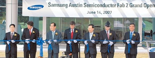 미국 텍사스 주 오스틴 ‘삼성 오스틴 반도체 생산단지’에서 14일(현지 시간) 윤종용 삼성전자 부회장(왼쪽 세 번째)과 릭 페리 미국 텍사스 주지사(왼쪽 두 번째) 등이 참석한 가운데 300mm 웨이퍼 반도체 생산라인 준공식이 열렸다. 사진 제공 삼성전자