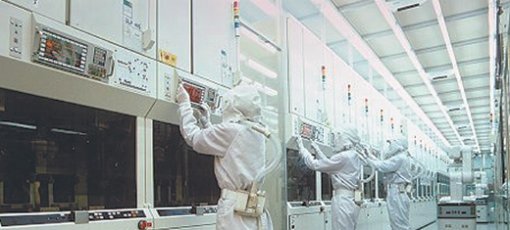 매월 생산 신기록을 내고 있는 하이닉스반도체 이천공장 생산라인 내부. 하이닉스 관계자는 5월 D램 완제품 생산량이 1억 개를 돌파한 M10 라인에 대해 “1500여 명의 직원들의 열정이 생산성 향상에 가장 큰 힘이 되고 있다”고 말했다. 사진 제공 하이닉스