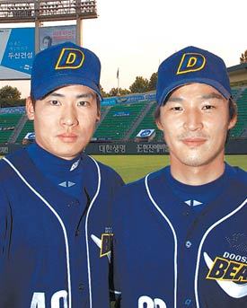 스타 선수와 이름만 같을 뿐 성적은 보잘것없었던 두산 불펜 투수 정재훈(왼쪽)과 김상현이 올 시즌 기량을 뽐내고 있다.