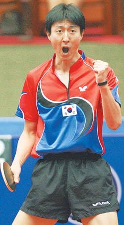 “바로 이 맛이야!” 오상은이 17일 코리아오픈탁구대회 남자단식 결승에서 조란 프리모라츠를 상대로 강력한 공격을 성공시킨 뒤 환호하고 있다. 성남=연합뉴스