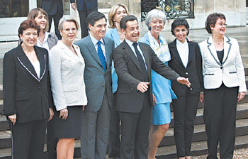 사르코지 프랑스 대통령(가운데)과 여성 장관들 동아일보 자료 사진